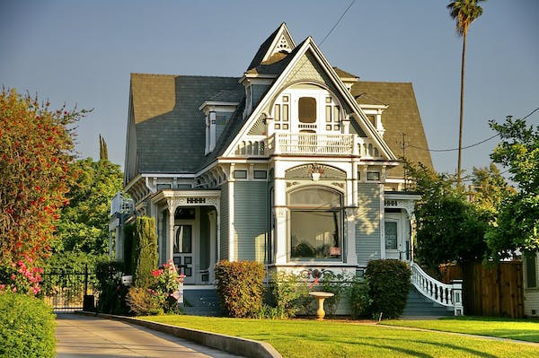iBuyer or Real Estate Agent: Which One Offers the Best Value for Home Sellers?